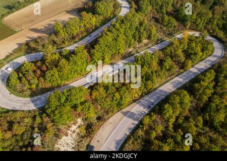 Veduta aerea della strada curvilinea in Italia nelle Marche Foto Stock