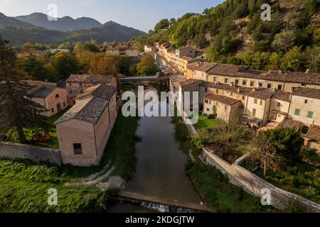 Veduta aerea della città di Piobbico nelle Marche in Italia Foto Stock