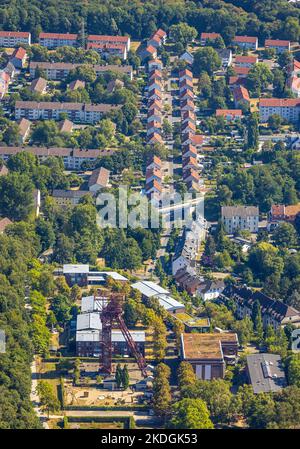 Veduta aerea, casa tenuta Kraspothstraße, tetti rossi, in primo piano torre di avvolgimento Zollverein albero di collisione 3/7/10, Essen-Katernberg, Essen, Ruhr Foto Stock