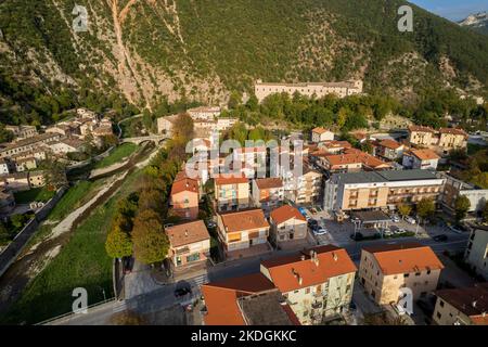 Veduta aerea della città di Piobbico nelle Marche in Italia Foto Stock