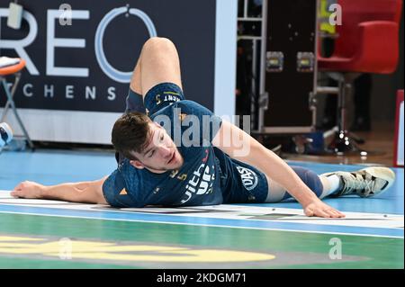 Civitanova Marche, Italia. 06th Nov 2022. Sapozhkov #5 (WithU Verona) durante Cucine Lube Civitanova vs WithU Verona, Volley Campionato Italiano Serie A Men Superleague a Civitanova Marche, Italia, Novembre 06 2022 Credit: Independent Photo Agency/Alamy Live News Foto Stock