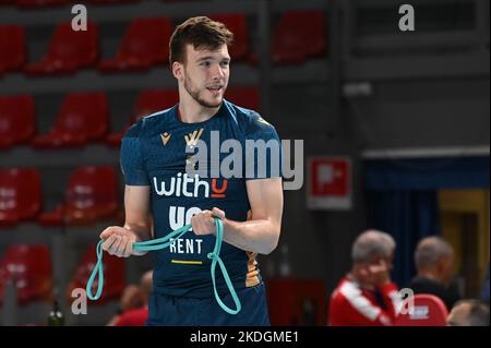 Civitanova Marche, Italia. 06th Nov 2022. Sapozhkov #5 (WithU Verona) durante Cucine Lube Civitanova vs WithU Verona, Volley Campionato Italiano Serie A Men Superleague a Civitanova Marche, Italia, Novembre 06 2022 Credit: Independent Photo Agency/Alamy Live News Foto Stock