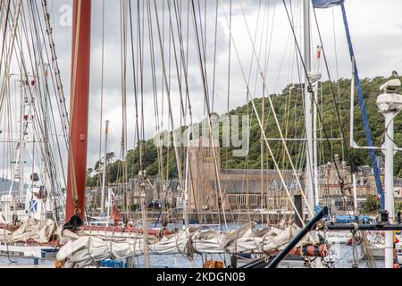 Cattedrale di St Columba vista attraverso il rigging del 'Flying Dutchman', Oban, Argyll, Scozia, Regno Unito Foto Stock