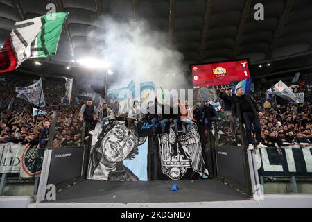 Roma, . 06th Nov 2022. Roma, Italia 06.11.2022: Tifosi Lazio curva nord celebra la vittoria alla fine della Serie Italiana Una partita di campionato COME Roma vs SS Lazio allo Stadio Olimpico il 06 novembre 2022 a Roma. Credit: Independent Photo Agency/Alamy Live News Foto Stock