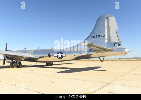 Coda del Boeing B-29 Superfortress 'Doc' sul asfalto a Brown Field a San Diego, California Foto Stock