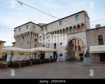 La Rocchetta Arrighina è un edificio militare di Pietrasanta, accanto all'arco di porta a Pisa Foto Stock