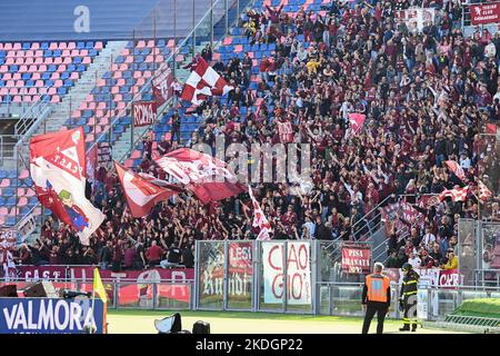 Bologna, Italia. 06th Nov 2022. Tifosi Torino FC durante il Bologna FC vs Torino FC, calcio italiano Serie A match in Bologna, Italia, novembre 06 2022 Credit: Independent Photo Agency/Alamy Live News Foto Stock