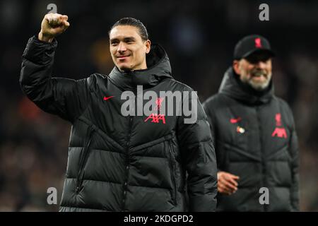 Londra, Regno Unito. 6th Nov 2022. Darwin Nunez di Liverpool (a sinistra) e Jurgen Klopp, Manager di Liverpool (a destra) dopo aver festeggiato la partita della Premier League al Tottenham Hotspur Stadium, Londra. Il credito dell'immagine dovrebbe essere: Kieran Cleeves/Sportimage Credit: Sportimage/Alamy Live News Foto Stock