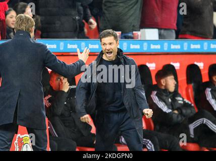 Allenatore di giubilo Xabier ALONSO (LEV) con Simon ROLFES l. (LEV, Direttore sportivo), Soccer 1st Bundesliga, 13th matchday, Bayer 04 Leverkusen (LEV) - Union Berlin (UB), il 6th novembre 2022 a Leverkusen/Germania. Le normative #DFL vietano qualsiasi uso di fotografie come sequenze di immagini e/o quasi-video # Foto Stock