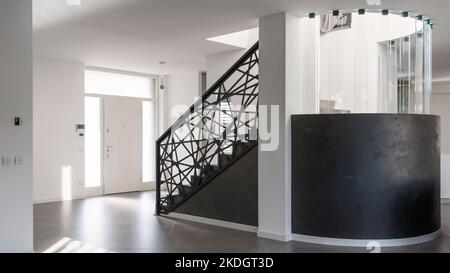 moderna scala in resina all'interno della casa di lusso, elementi in vetro e ferro completano il design Foto Stock