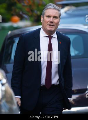 Londra, Regno Unito. 2nd Nov 2022. Leader del Partito laburista, Keir Starmer lascia la sua casa per le domande del primo ministro a Londra. (Credit Image: © Tejas Sandhu/SOPA Images via ZUMA Press Wire) Foto Stock