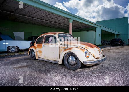 Miami, FL, USA - 18 ottobre 2022: Foto di un anfrito vintage VW Beetle Foto Stock