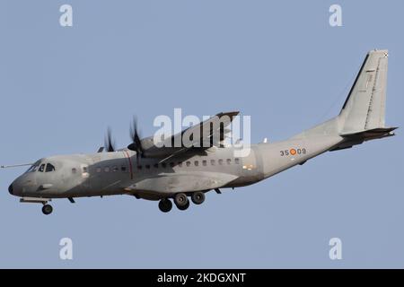 Una CASA C-295M dell'Aeronautica Spagnola che entra in terra alla base aerea di Gando durante l'esercizio SIRIO 22. Foto Stock