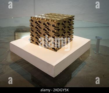 Jerico, Antioquia, Colombia - Aprile 5 2022: Cubo d'oro su una base bianca su un pannel di vetro Foto Stock