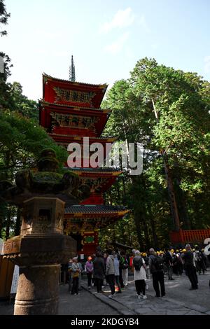 Scenario del santuario Nikko Toshogu affollato di turisti Foto Stock