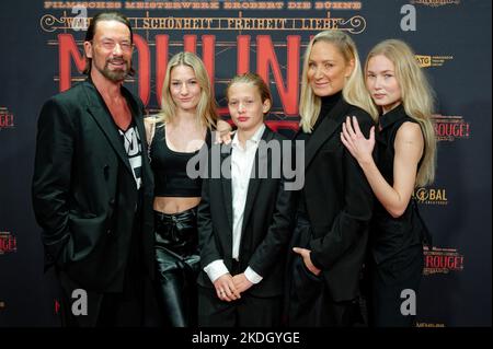 Colonia, Germania. 06th Nov 2022. L'attrice Janine Kunze (2nd da destra), il marito Dirk Budach e i bambini Lola (2nd da sinistra), Luiz-Fritz (M) e Lilli arrivano alla prima tedesca del musical "Moulin Rouge!" Credit: Henning Kaiser/dpa/Alamy Live News Foto Stock