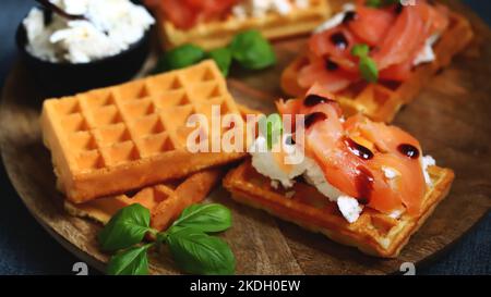 Sandwich al salmone con cialde viennesi e ricotta. Deliziosi waffle con salmone e formaggio cremoso. Foto Stock