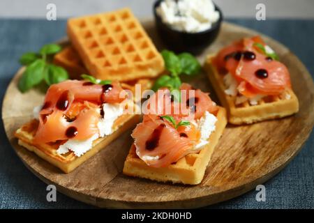 Sandwich al salmone con cialde viennesi e ricotta. Deliziosi waffle con salmone e formaggio cremoso. Foto Stock