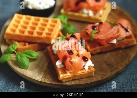 Sandwich al salmone con cialde viennesi e ricotta. Deliziosi waffle con salmone e formaggio cremoso. Foto Stock