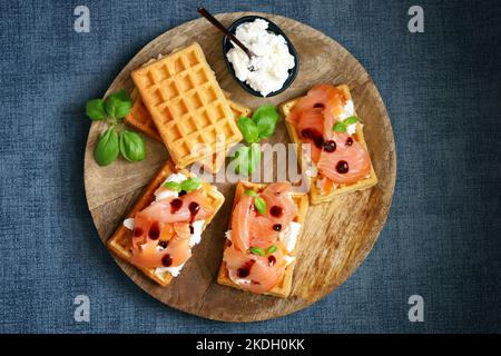 Sandwich al salmone con cialde viennesi e ricotta. Deliziosi waffle con salmone e formaggio cremoso. Foto Stock