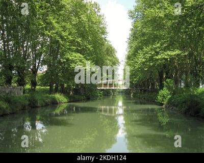 Francia meridionale, canale laterale del fiume Garonna, ( chiamato Canal lateral a la Garonne ) vista della sezione dritta del canale con ponti e alberi Foto Stock