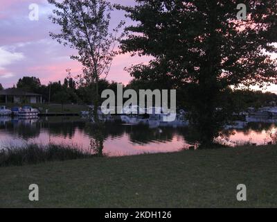 Francia meridionale, canale laterale del fiume Garonna, ( chiamato Canal lateräl) atmosfera serale nel tempo libero porto interno, vista dell'altro Foto Stock