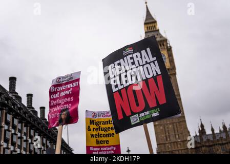 Le elezioni generali ora firmano una protesta a Londra contro le misure di austerità del governo conservatore, chiedendo elezioni generali e salari più alti. Foto Stock