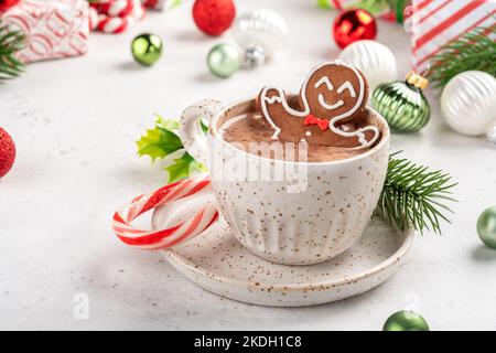 Biscotto di pan di zenzero in una tazza di cioccolato caldo Foto Stock