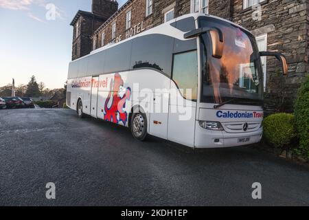 Un pullman Caledonian Travel fuori dal Windermere Hotel nel Lake District, Inghilterra, Regno Unito Foto Stock