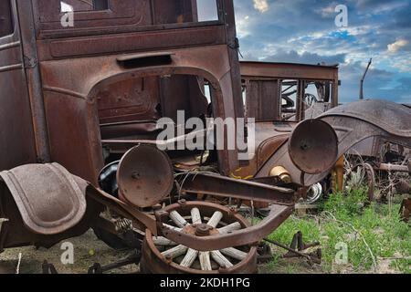 Junkyard degli anni '30 in caldo sole del New Mexico con una tempesta pomeridiana in movimento. Foto Stock