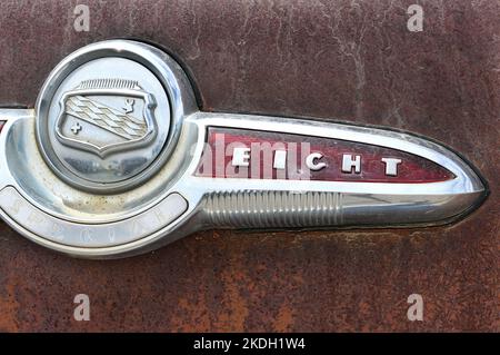 Emblemi di auto d'epoca degli anni '50 dopo la cottura al sole del deserto del New Mexico Foto Stock