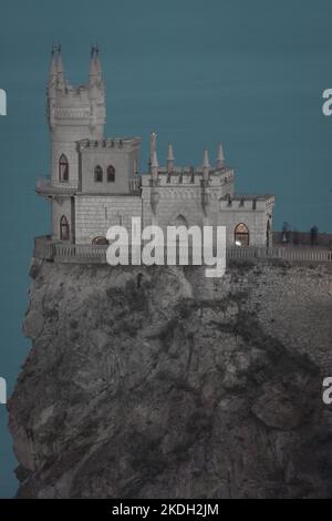 Vista del castello di Swallow Nest o di Lastovicje gniezdo in serata al Mar Nero nel quartiere Gaspra sulla costa meridionale di Crimea in un giorno estivo, forme Foto Stock