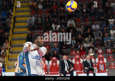 Civitanova Marche, Italia. 06th Nov 2022. Noumory Keita #9 (WithU Verona) durante Cucine Lube Civitanova vs WithU Verona, Volley Campionato Italiano Serie A Men Superleague a Civitanova Marche, Italia, Novembre 06 2022 Credit: Independent Photo Agency/Alamy Live News Foto Stock