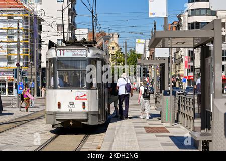 Anversa, Belgio - 2022 agosto: Persone che catturano un tram nel centro della città Foto Stock