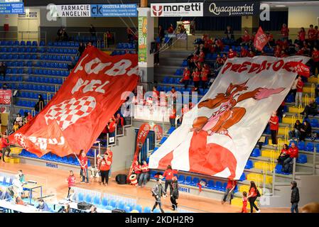 Civitanova Marche, Italia. 06th Nov 2022. Sostenitore della Cucina Lube Civitanova durante la Cucina Lube Civitanova vs WithU Verona, Pallavolo Serie a Campionato Men Superleague a Civitanova Marche, Italia, Novembre 06 2022 Credit: Independent Photo Agency/Alamy Live News Foto Stock