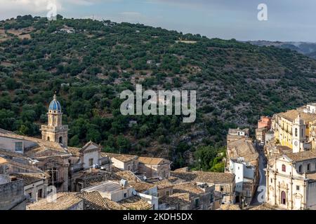 Ragusa Ibla, Sicilia, Italia - 14 luglio 2020: Vista panoramica di Ragusa Ibla, città barocca della Sicilia, Italia meridionale Foto Stock