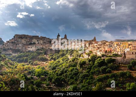 Ragusa Ibla, Sicilia, Italia - 14 luglio 2020: Vista panoramica di Ragusa Ibla, città barocca della Sicilia, Italia meridionale Foto Stock