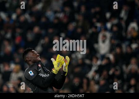 Torino, Italia. 06th Nov 2022. Andre Onana del FC Internazionale reagisce durante la Serie Una partita di calcio tra Juventus FC e FC Internazionale allo stadio Juventus di Torino, 6th novembre 2022. Foto Federico Tardito/Insidefoto Credit: Insidefoto di andrea staccioli/Alamy Live News Foto Stock