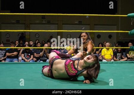 Pro-wrestler, Miyu Yamashita in un combattimento RCW Wrestling, Barcellona, 02.07.2022 Foto Stock