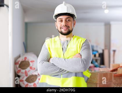 Ritratto di un costruttore in piedi su un cantiere Foto Stock