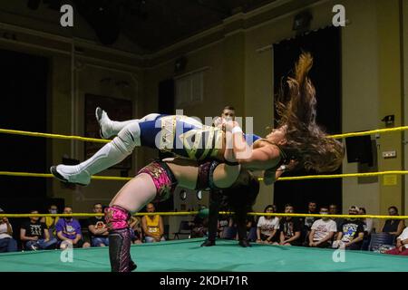 Pro-wrestler, Miyu Yamashita in un combattimento RCW Wrestling, Barcellona, 02.07.2022 Foto Stock