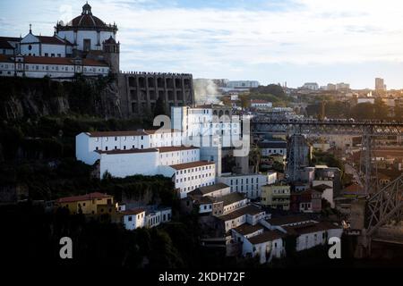 Vista sulla Vila Nova de Gaia vicino al Ponte Don Luis, Porto, Portogallo. Foto Stock