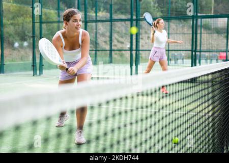 Due donne tennisti che giocano a padel Foto Stock