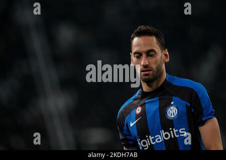 Torino, Italia. 06th Nov 2022. Hakan Calhanoglu del FC Internazionale reagisce durante la Serie A una partita di calcio tra Juventus FC e FC Internazionale allo stadio Juventus di Torino, 6th novembre 2022. Foto Federico Tardito/Insidefoto Credit: Insidefoto di andrea staccioli/Alamy Live News Foto Stock