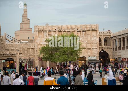 Doha, Qatar - 05 marzo 2019 : le strade del tradizionale mercato arabo Wakif sono affollate di gente. Foto Stock