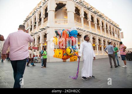 Doha, Qatar - 05 marzo 2019 : le strade del tradizionale mercato arabo Wakif sono affollate di gente. Foto Stock