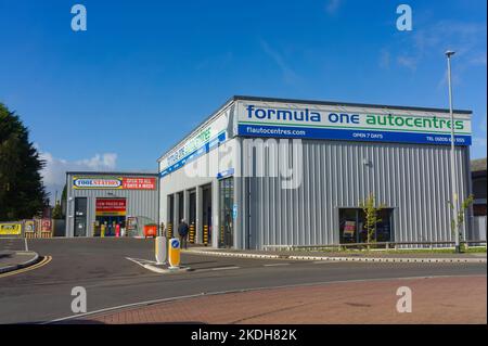 Garage per autocentranti di formula uno con sfondo blu a Lister Way nel Lincolnshire di Boston Foto Stock