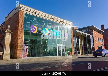 Nacro Boston Learning Centre in South Street con riflessi del sole sulla finestra. Boston, Lincolnshire Foto Stock