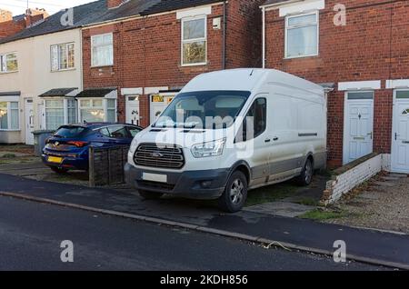 Un furgone bianco parcheggiato su un vialetto e che blocca illegalmente l'accesso al marciapiede a Boston nel Lincolnshire Foto Stock