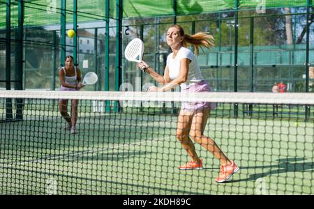 Due donne tennisti che giocano a padel Foto Stock